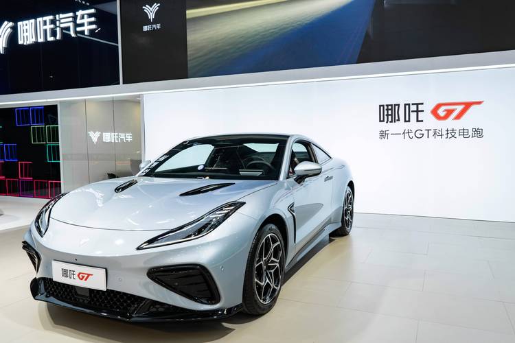 成都120哪吒汽车在智能汽车领域的表现，领途汽车在新能源汽车市场中的影响力